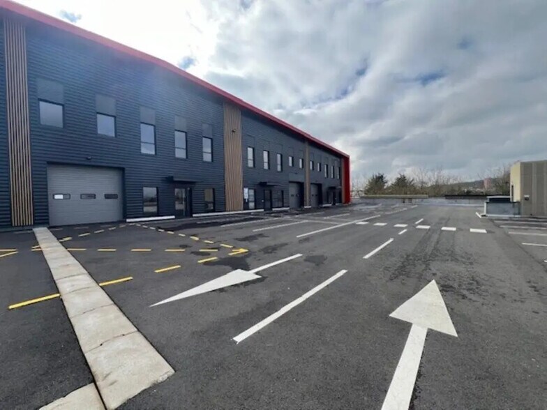 Light Industrial in Élancourt to rent - Building Photo - Image 2 of 13