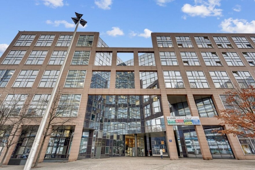 2 Place Des Vosges, Courbevoie to rent - Building Photo - Image 1 of 19