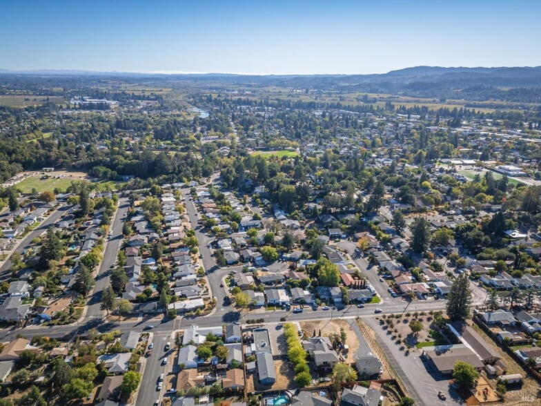 555 Powell Ave, Healdsburg, CA for sale - Building Photo - Image 3 of 68