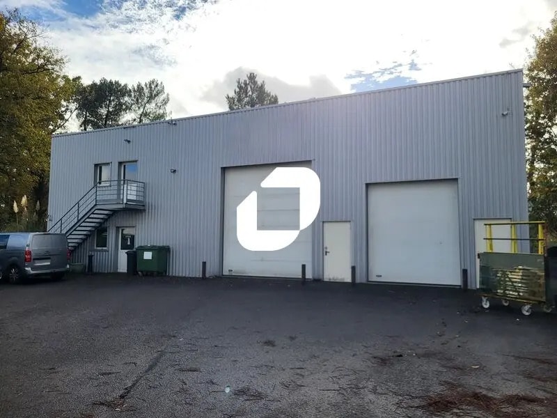 Location Entrepôt 561 m² - Photo 1