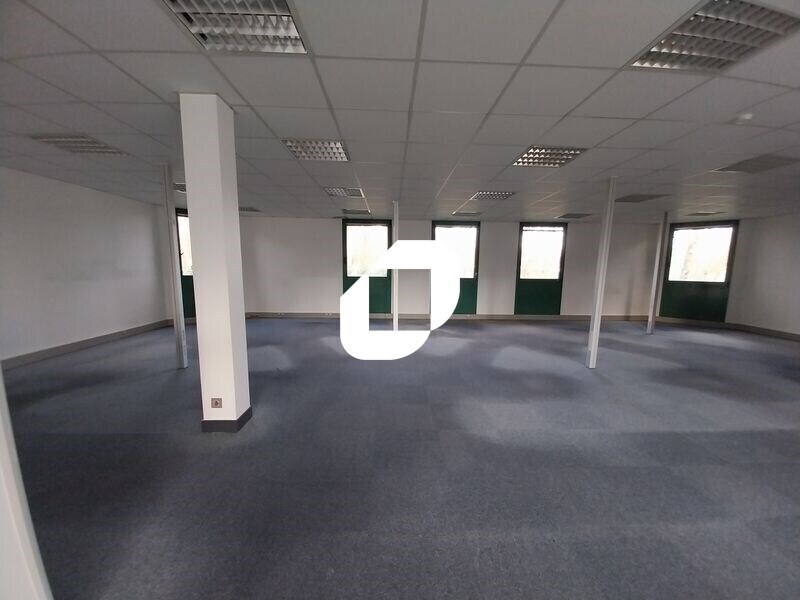 Office in Trappes to rent Interior Photo- Image 1 of 9