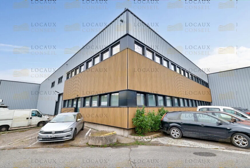 Light Industrial in Villeneuve-la-Garenne to rent - Building Photo - Image 1 of 10