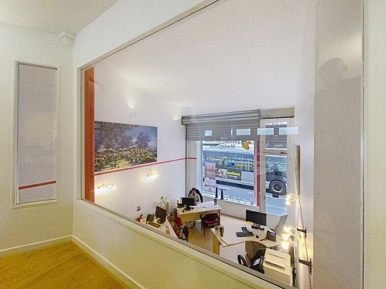 Office in Paris for sale - Interior Photo - Image 2 of 4