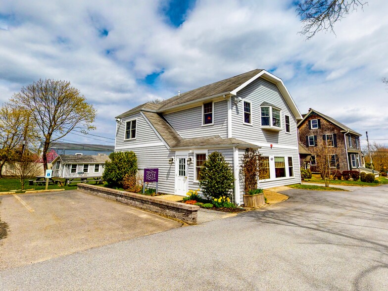 1046 E Main Rd, Portsmouth, RI for sale - Primary Photo - Image 1 of 1