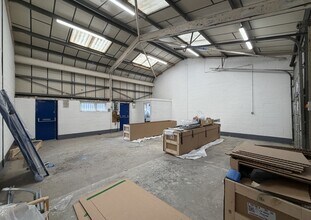 Cherrycourt Way, Leighton Buzzard to rent Interior Photo- Image 2 of 2