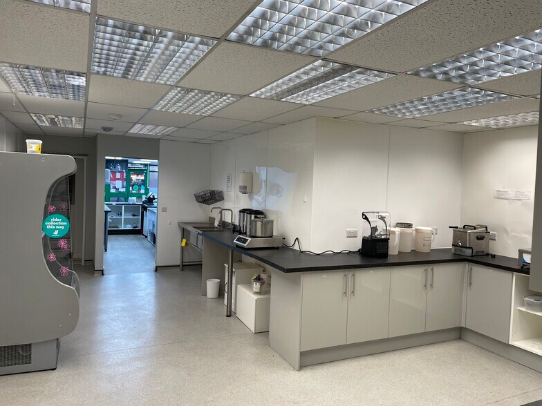 56 Market St, Eastleigh to rent - Building Photo - Image 3 of 3