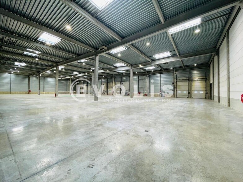 Industrial in Combs-la-Ville to rent - Interior Photo - Image 1 of 1