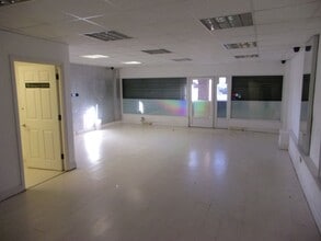 7-9 Chalvedon Sq, Basildon to rent Interior Photo- Image 1 of 3