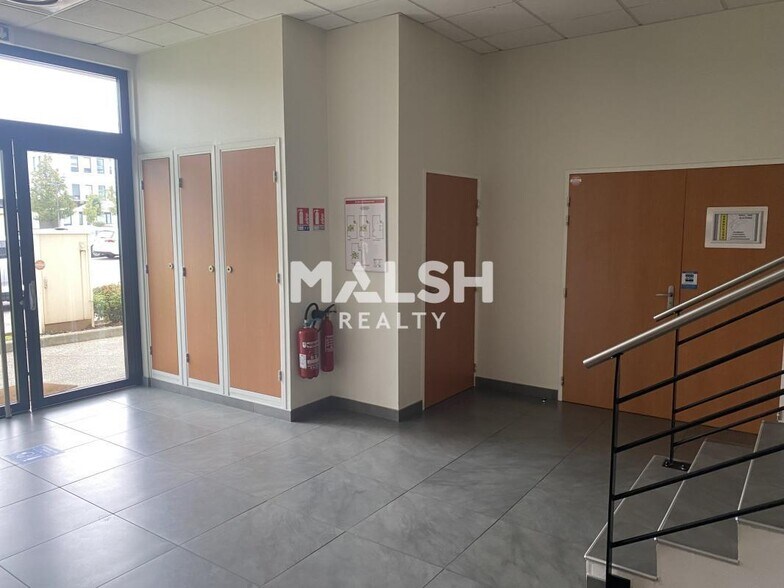 Office in Saint-Priest to rent - Lobby - Image 3 of 21