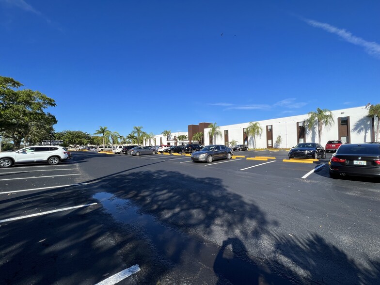 8333 W McNab Rd, Tamarac, FL for rent - Building Photo - Image 3 of 10