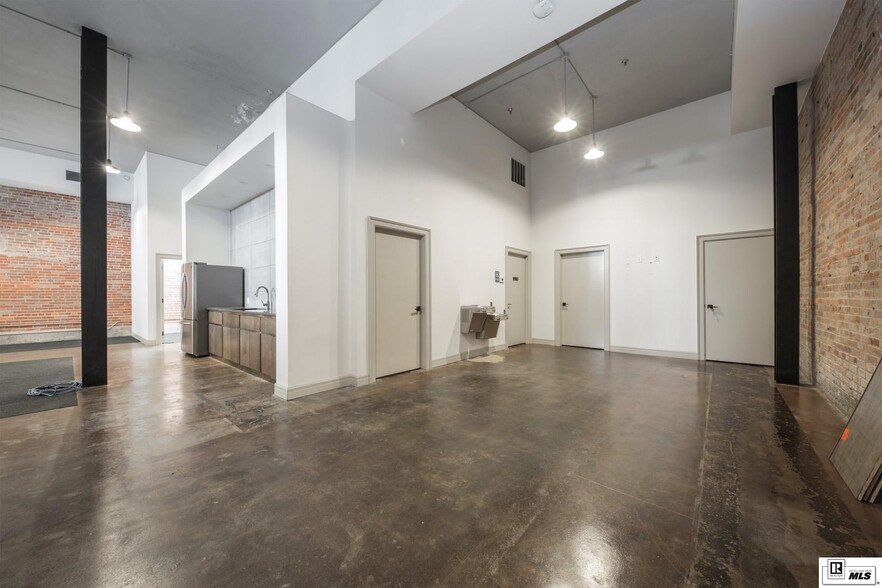 217 Desiard St, Monroe, LA for rent - Interior Photo - Image 1 of 12