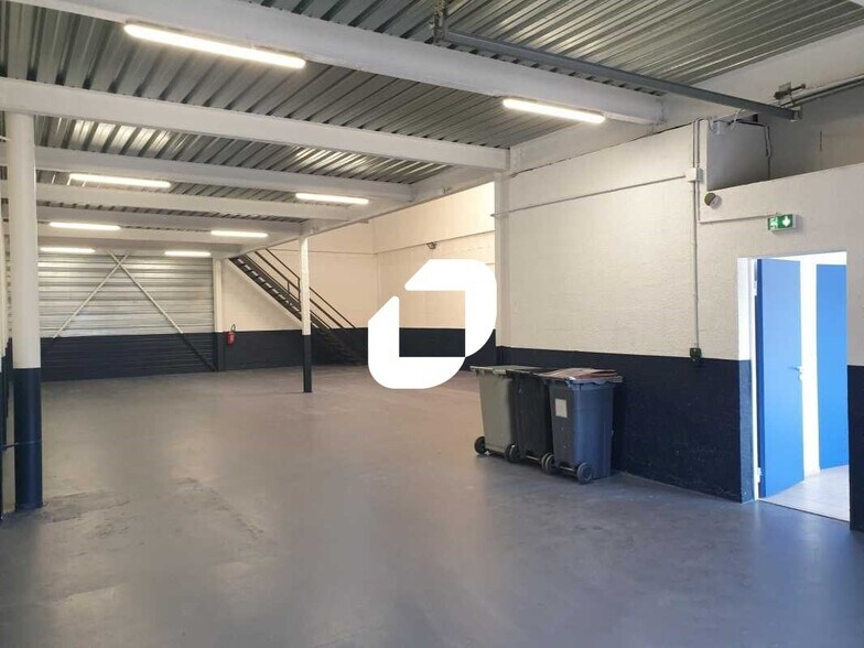 Light Industrial in Orly to rent - Interior Photo - Image 3 of 16