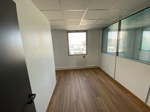 Office in Pantin to rent - Building Photo - Image 3 of 6