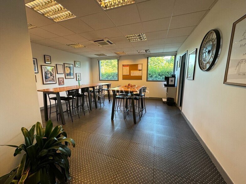 Office in Magny-le-Hongre to rent - Interior Photo - Image 2 of 6