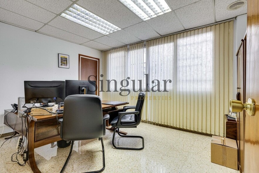Office in Barcelona, Barcelona to rent - Building Photo - Image 2 of 10