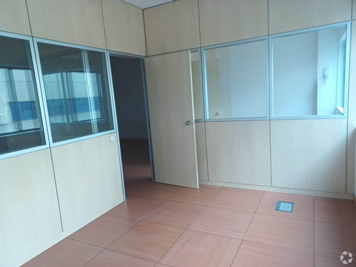 Avenida de la Albufera, 321, Madrid, MAD 28031 - Unit 04 - - Interior Photo - Image 1 of 11