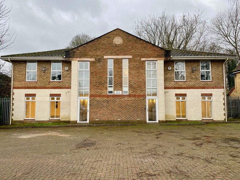 Vimy Rd, Leighton Buzzard for sale - Primary Photo - Image 1 of 3