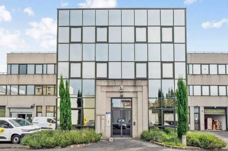 Light Industrial in Ivry-sur-Seine to rent Building Photo- Image 1 of 26