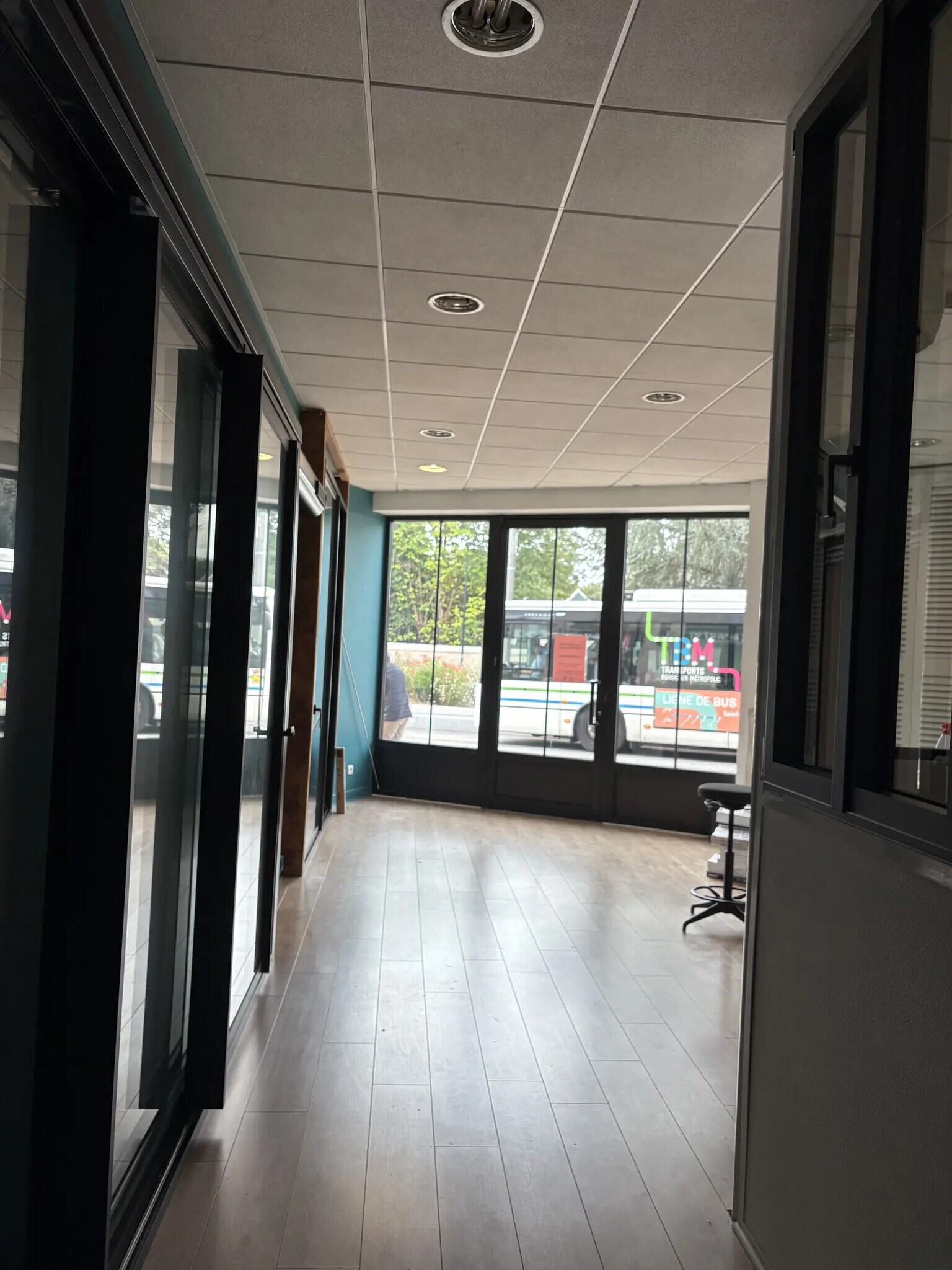 Retail in Bordeaux to rent Interior Photo- Image 1 of 13