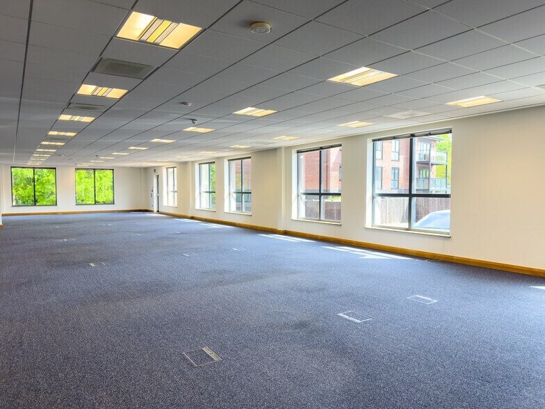 Oxford Rd, Gerrards Cross to rent Interior Photo- Image 1 of 2