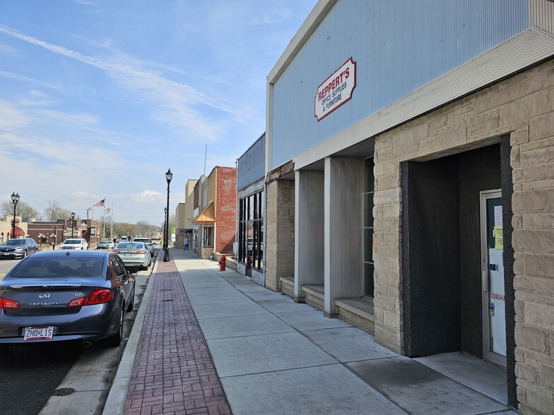 148 W Broadway St, Sparta, IL for sale - Building Photo - Image 2 of 7