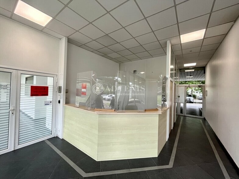 14 Chaussée Jules César, Osny to rent - Lobby - Image 2 of 12