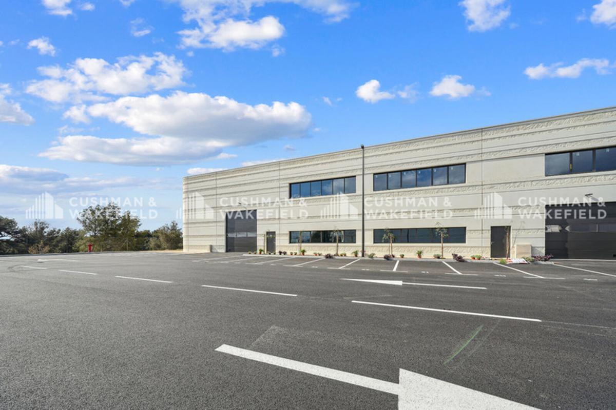 Light Industrial in La Ciotat to rent Building Photo- Image 1 of 9