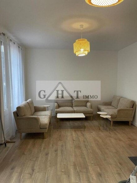 Retail in Orly to rent - Interior Photo - Image 2 of 4