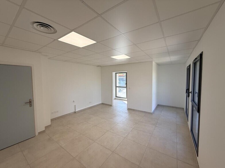 Office in Lorgues for sale - Interior Photo - Image 2 of 6