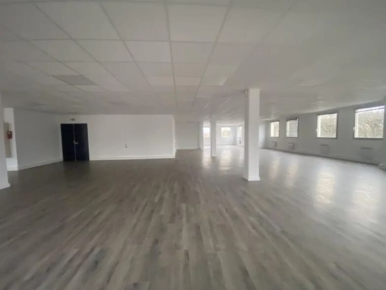 Office in Chevilly-Larue to rent - Interior Photo - Image 1 of 16