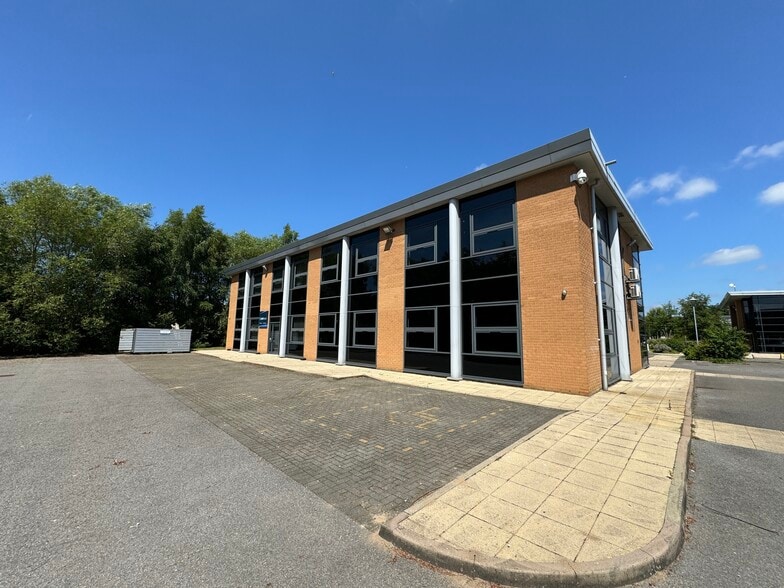 De Havilland Dr, Liverpool to rent - Building Photo - Image 2 of 5