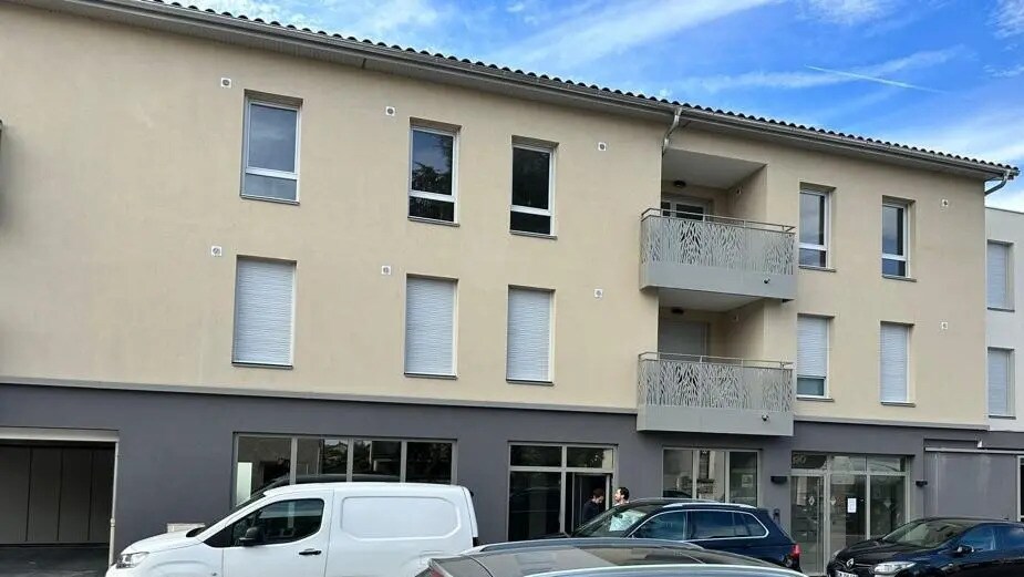 31 Avenue Charles De Gaulle, Saint-Bonnet-de-Mure to rent Building Photo- Image 1 of 6