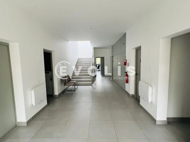 6 Allée Hendrik Lorentz, Champs-sur-Marne to rent - Lobby - Image 1 of 6