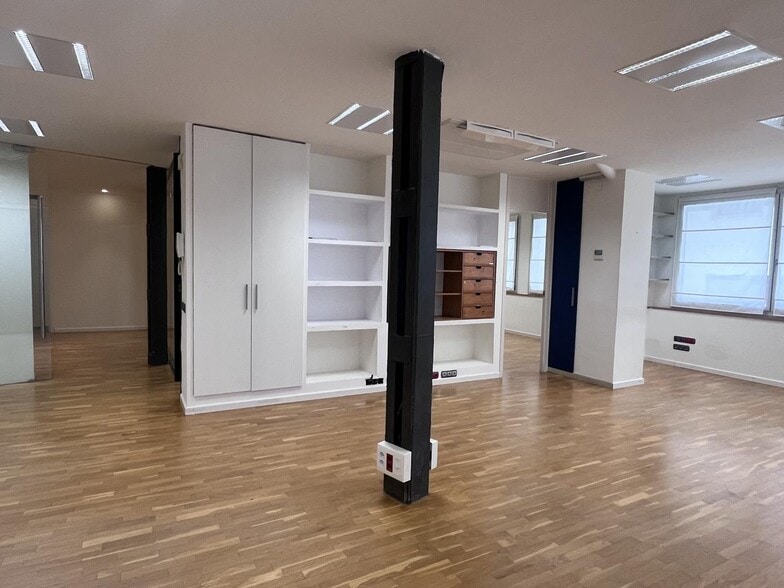 Office in Barcelona, Barcelona to rent - Interior Photo - Image 2 of 3