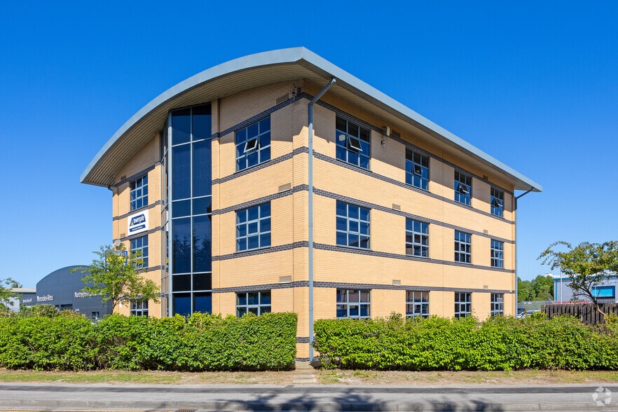 Layerthorpe Rd, Hull to rent - Building Photo - Image 2 of 3