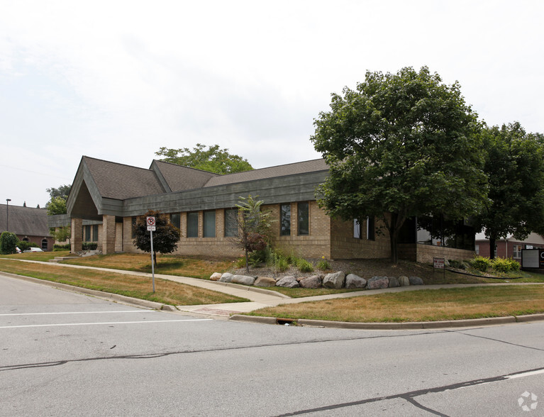 1024 E Grand River Ave, Brighton, MI for sale - Primary Photo - Image 1 of 1