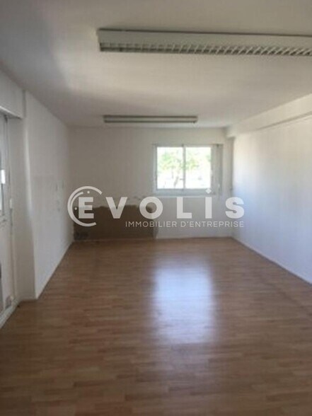 Industrial in Orly to rent - Interior Photo - Image 2 of 3