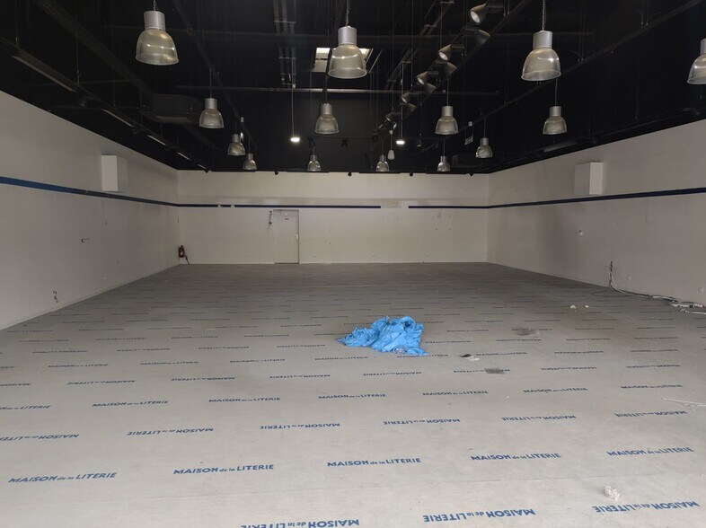 Retail in Fresnes to rent - Interior Photo - Image 2 of 5