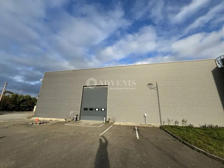 Light Industrial in Coignières to rent - Building Photo - Image 2 of 5