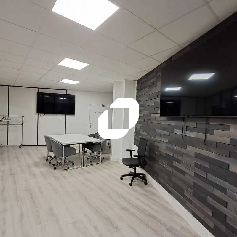 Light Industrial in Montigny-le-Bretonneux to rent Building Photo- Image 1 of 4