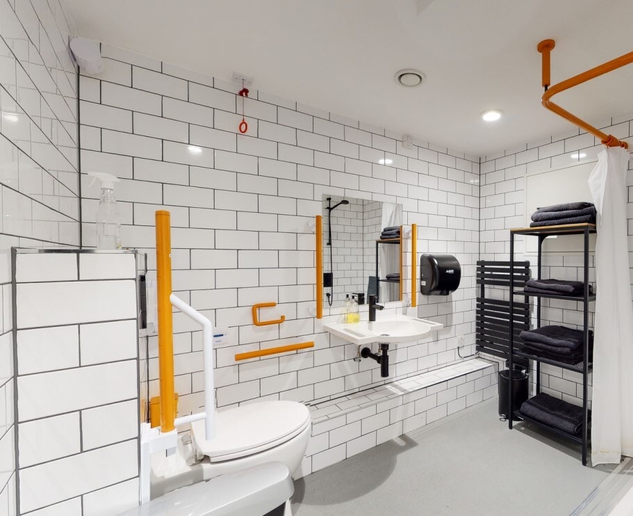 212 Regents Park Rd, London to rent Interior Photo- Image 1 of 6