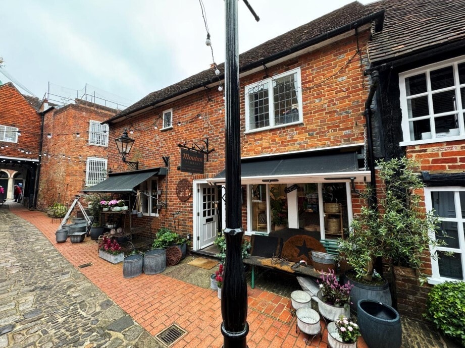 1 Borelli Yard, Farnham to rent Primary Photo- Image 1 of 4