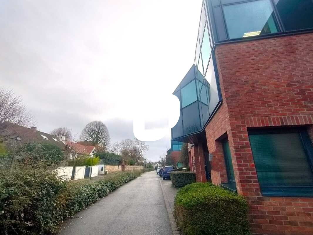 Office in Noisy-le-Roi to rent Building Photo- Image 1 of 11