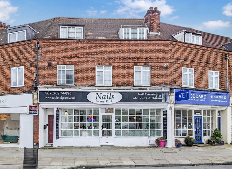 146-146A Balgores Ln, Romford for sale - Building Photo - Image 1 of 5