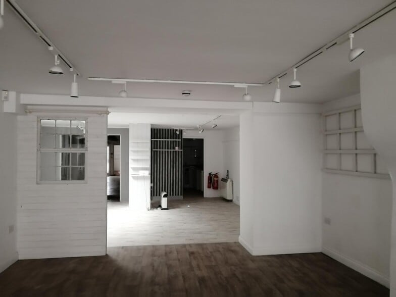 53 High St, Witney to rent - Interior Photo - Image 3 of 8