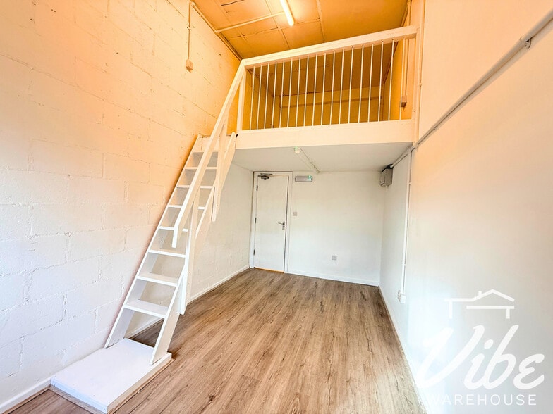 Grosvenor Way, London to rent - Building Photo - Image 2 of 9