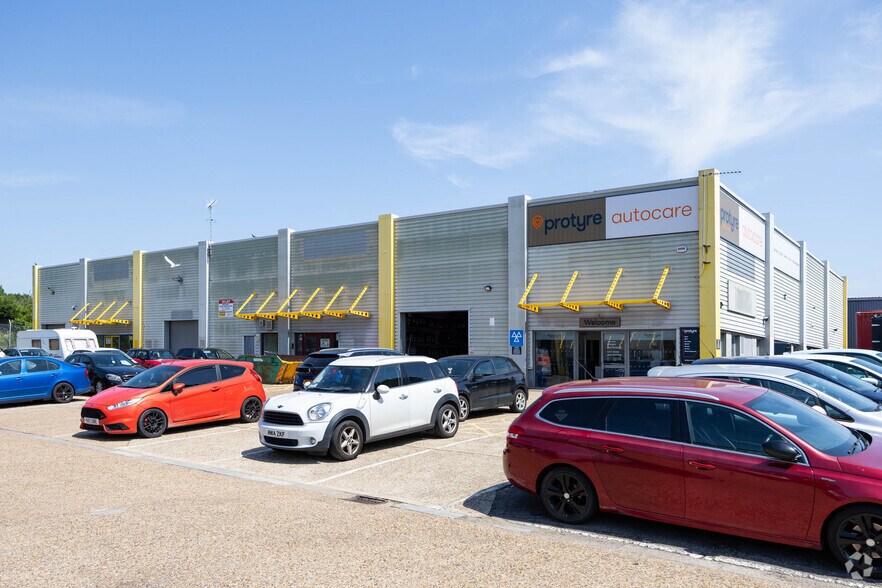 2 Broad Oak Rd, Canterbury to rent - Primary Photo - Image 1 of 3