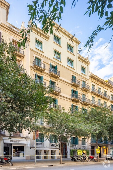 Retail in Barcelona, Barcelona to rent - Primary Photo - Image 1 of 1
