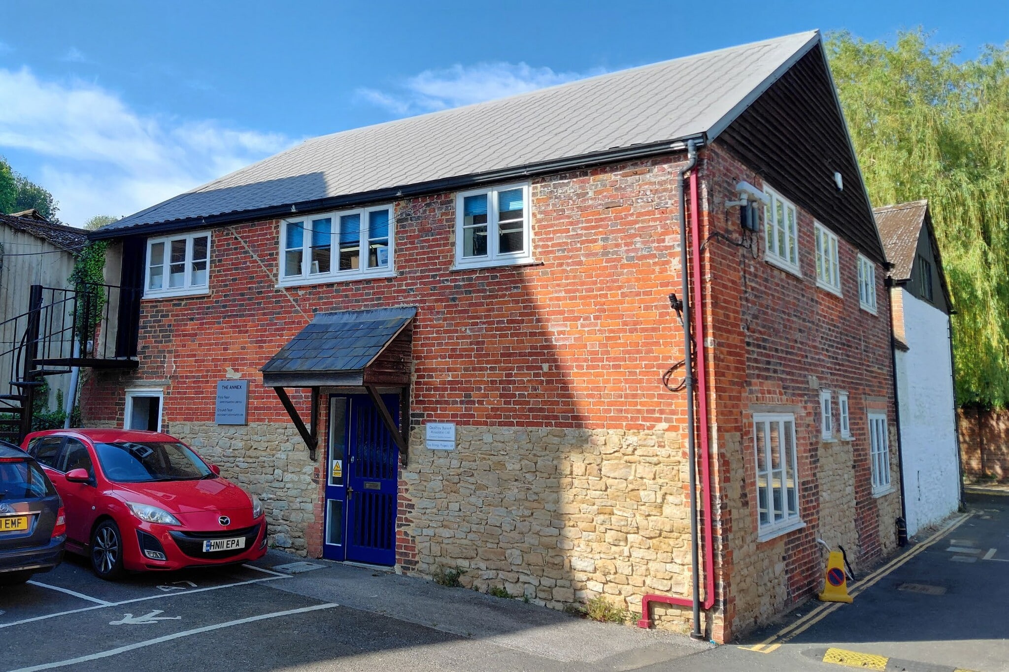 Mill Ln, Godalming to rent Building Photo- Image 1 of 3