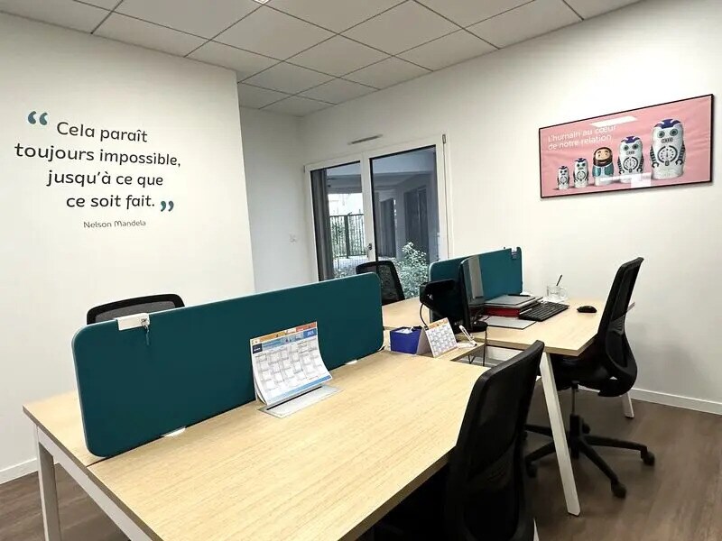 Retail in Bron to rent Interior Photo- Image 1 of 9